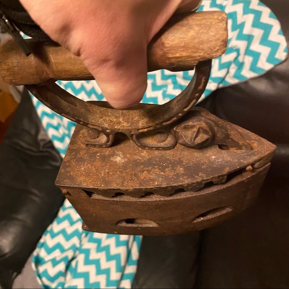 Antique Cast Iron Coal Clothes Press 1800scVintage Primitive Iron, Wood Handle - Picture 2 of 13